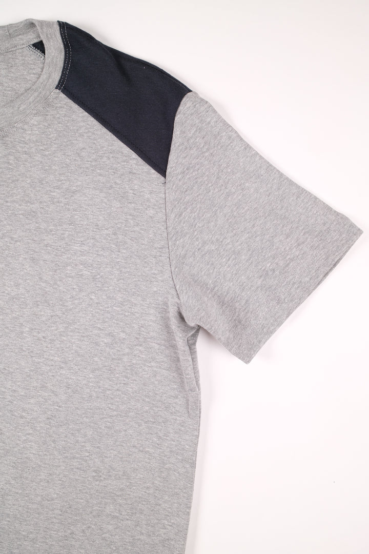 Playera Slim Fit - Gris Claro mangas azul