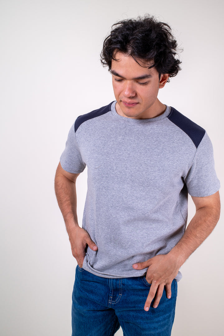 Playera Slim Fit - Gris Claro mangas azul
