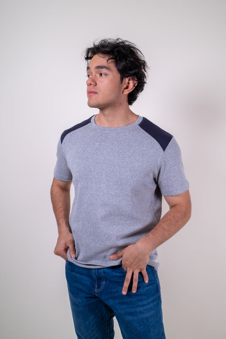 Playera Slim Fit - Gris Claro mangas azul