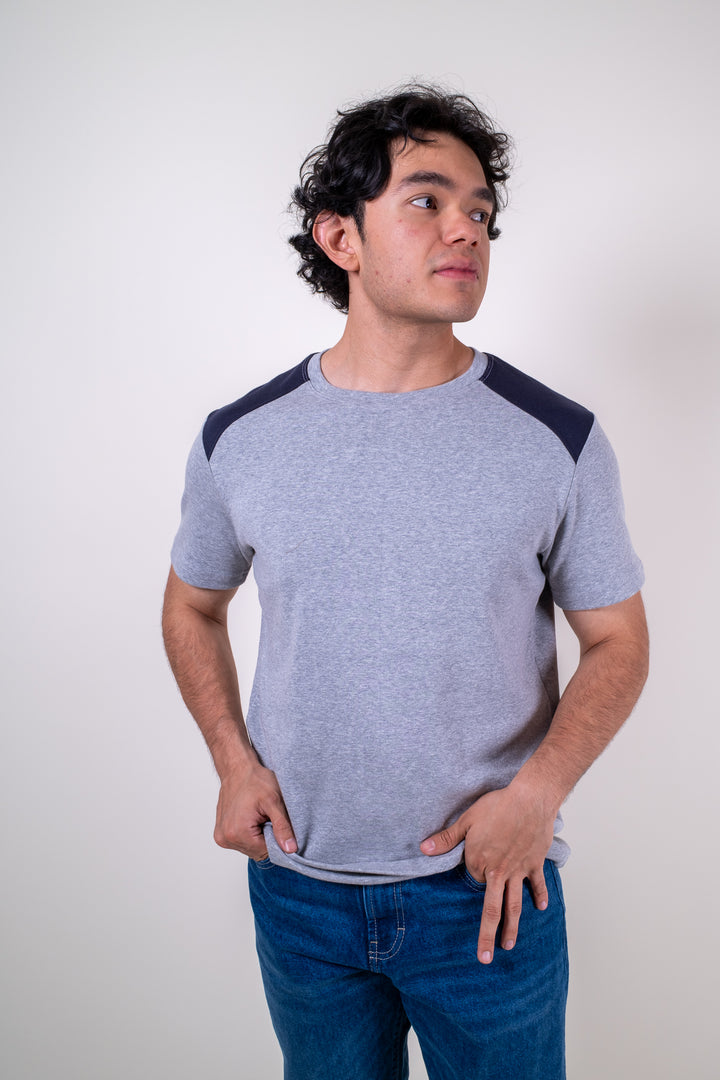 Playera Slim Fit - Gris Claro mangas azul