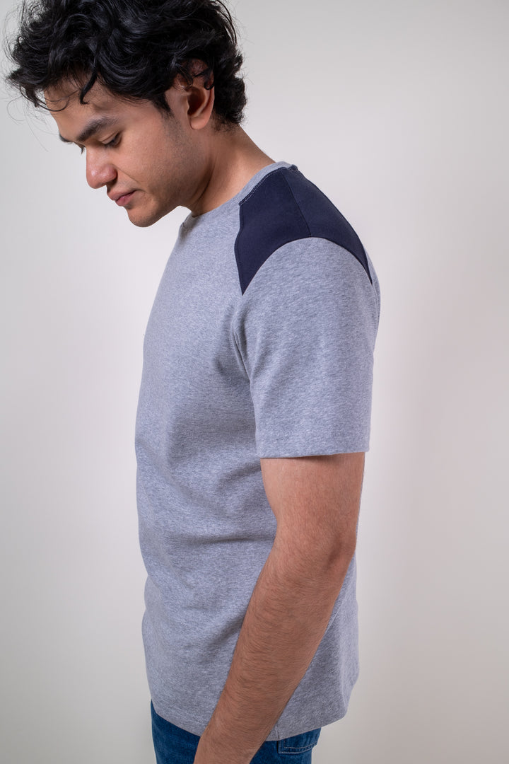 Playera Slim Fit - Gris Claro mangas azul