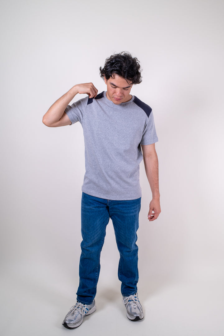 Playera Slim Fit - Gris Claro mangas azul