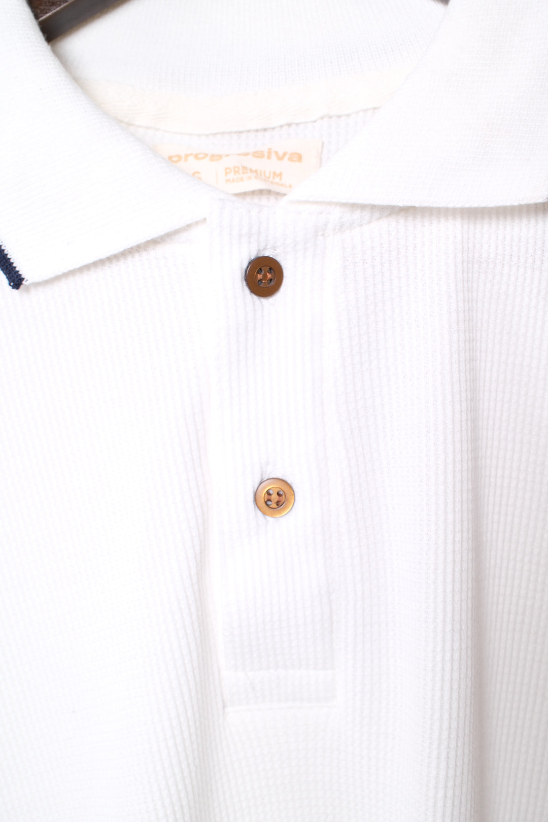 Playera Tipo Polo Tela Waffle - blanca