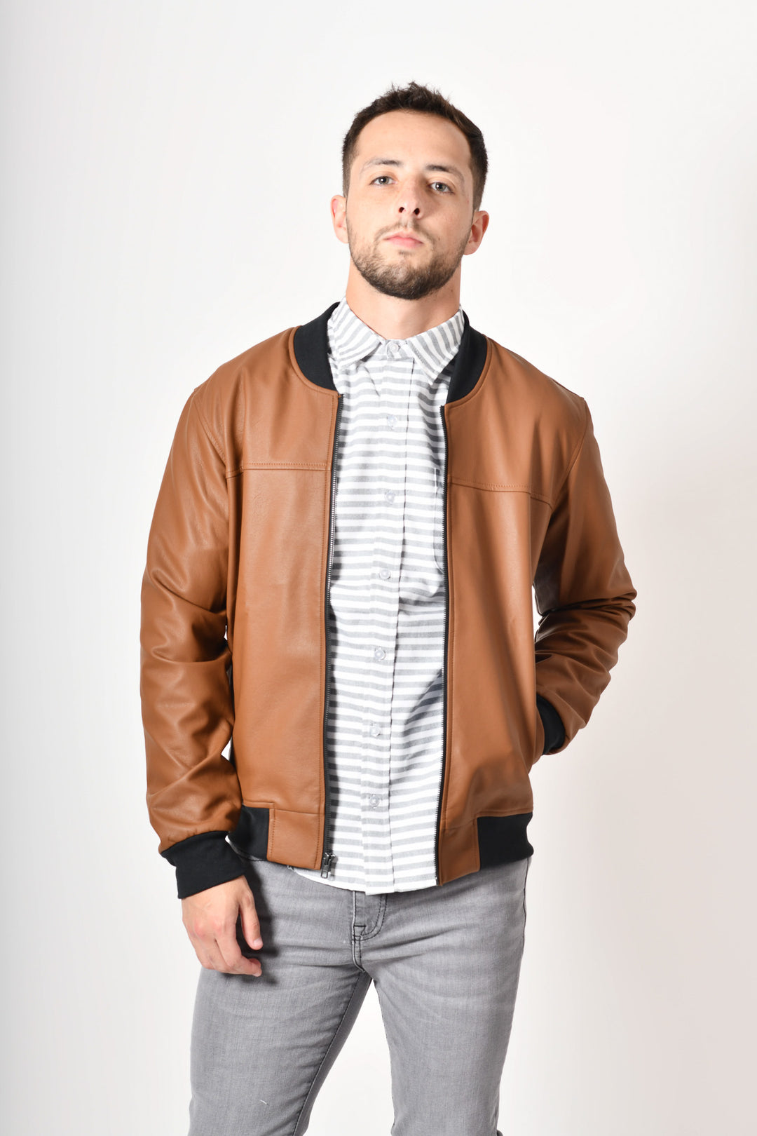 Bomber jacket cuerina - café