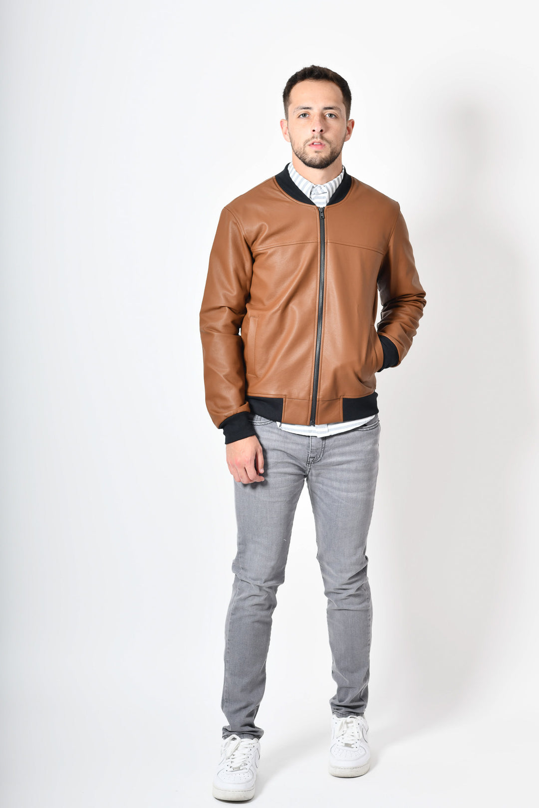 Bomber jacket cuerina - café