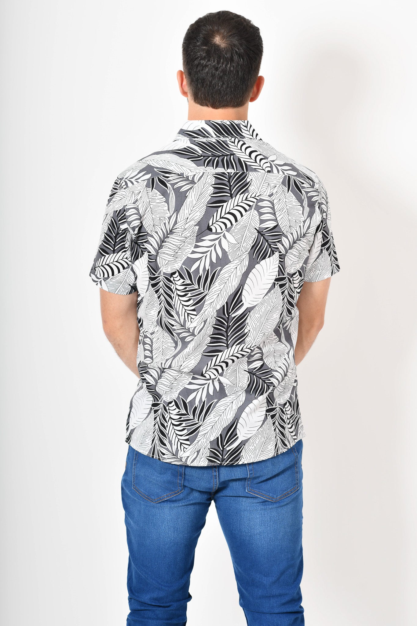 Camisa tropical de flores - gris blanca