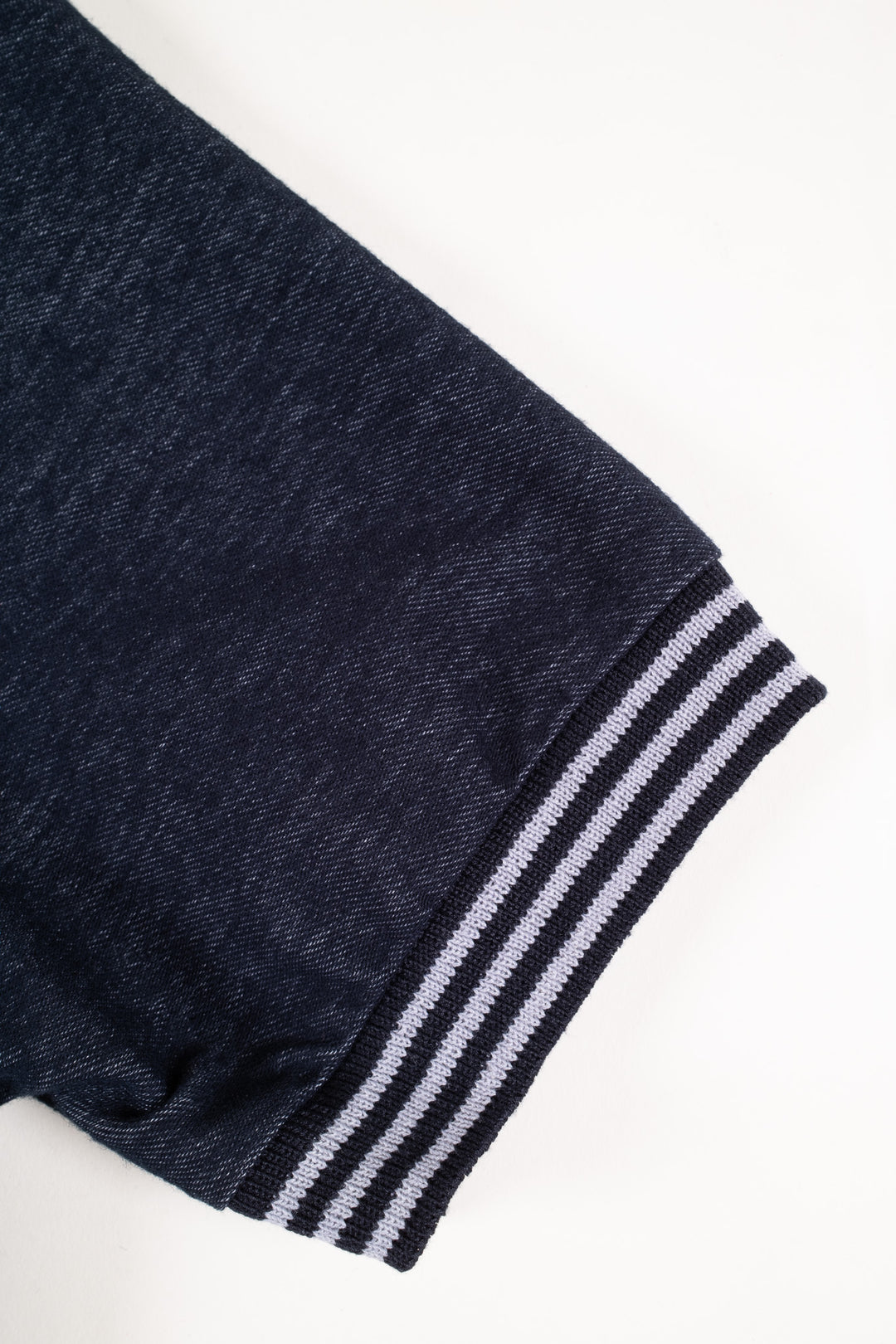 Playera Regular Fit  - azul marino bordado gris