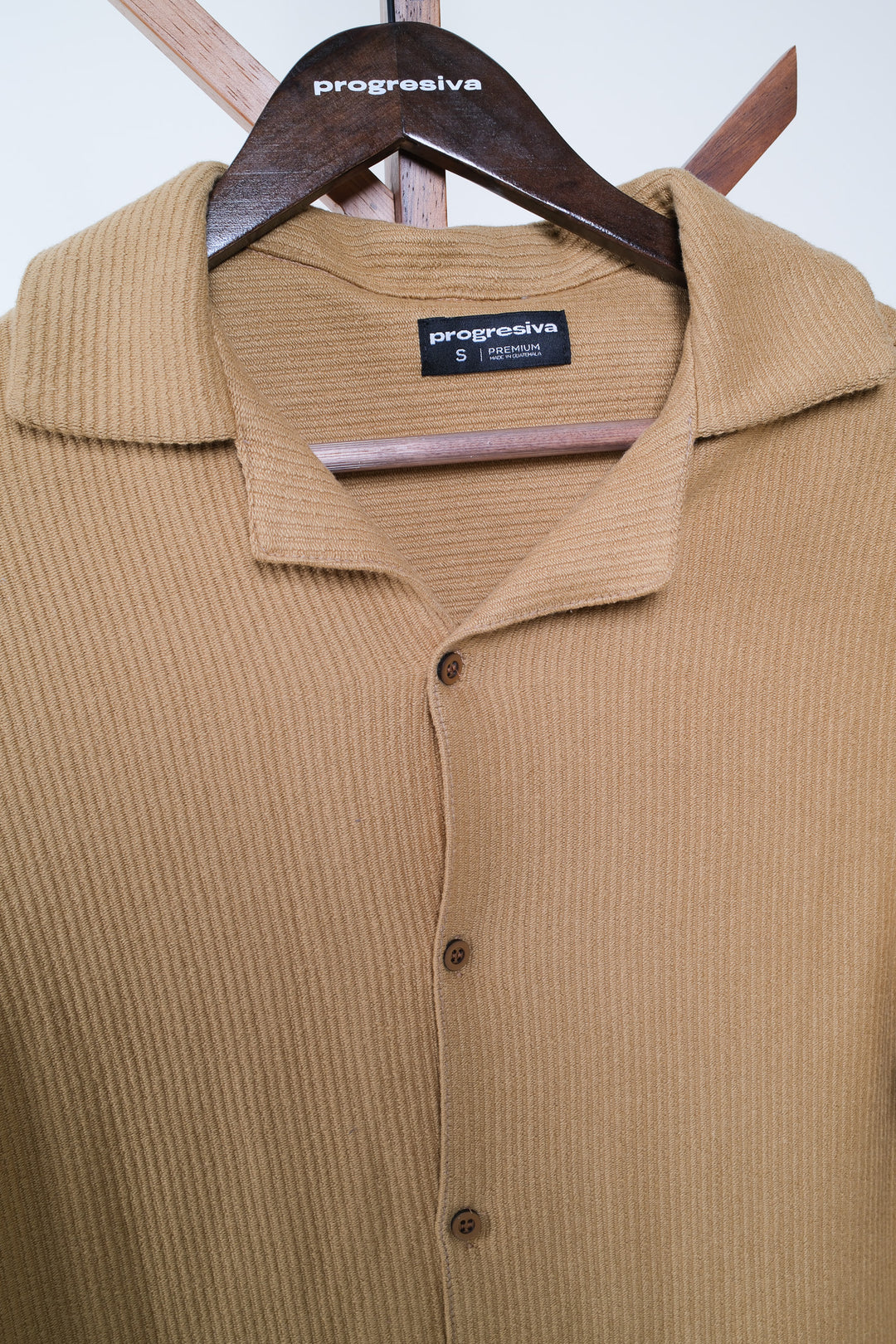 Playera de botones - regular fit - camel