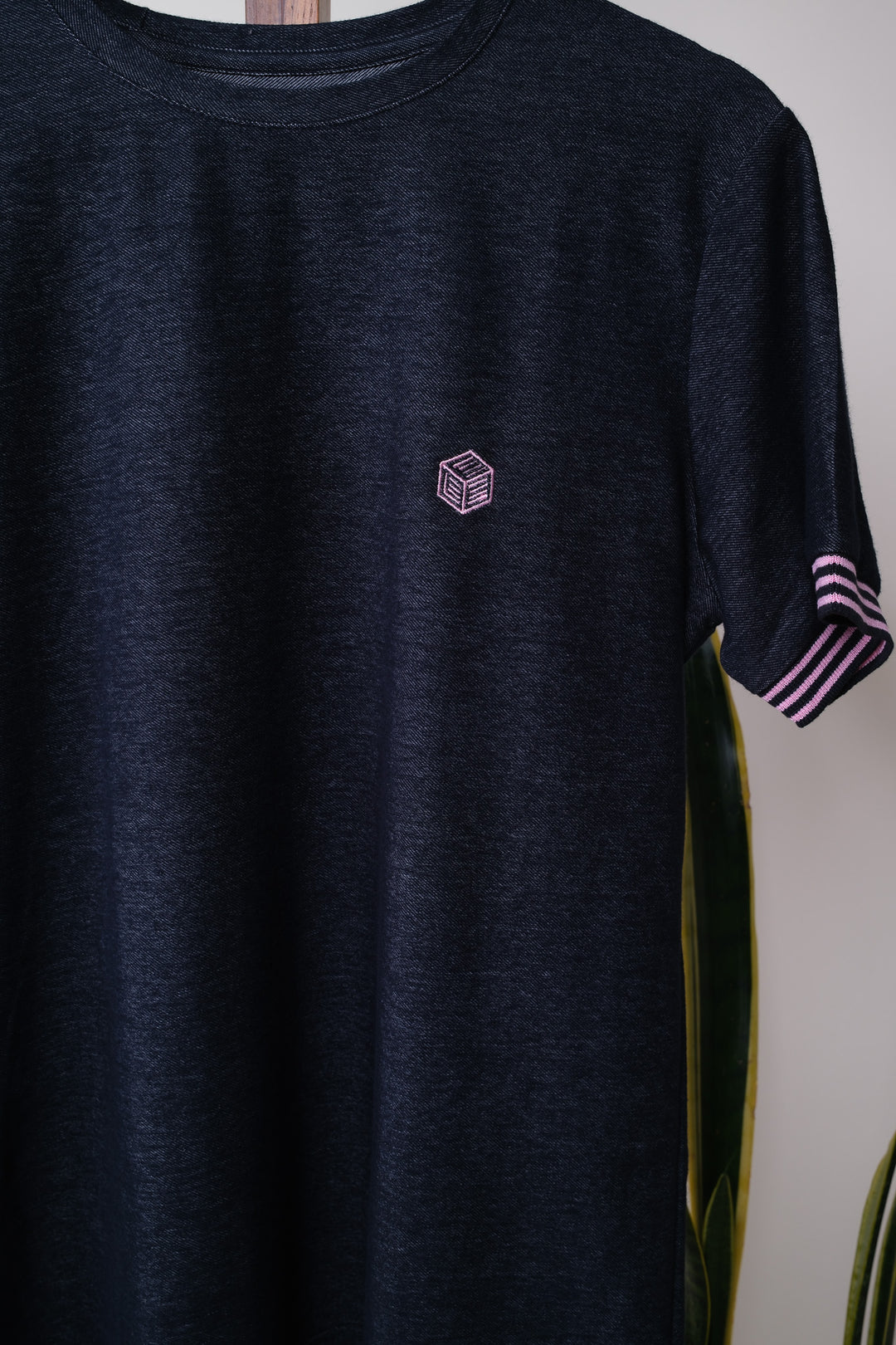 Playera Regular Fit  - azul marino bordado lila