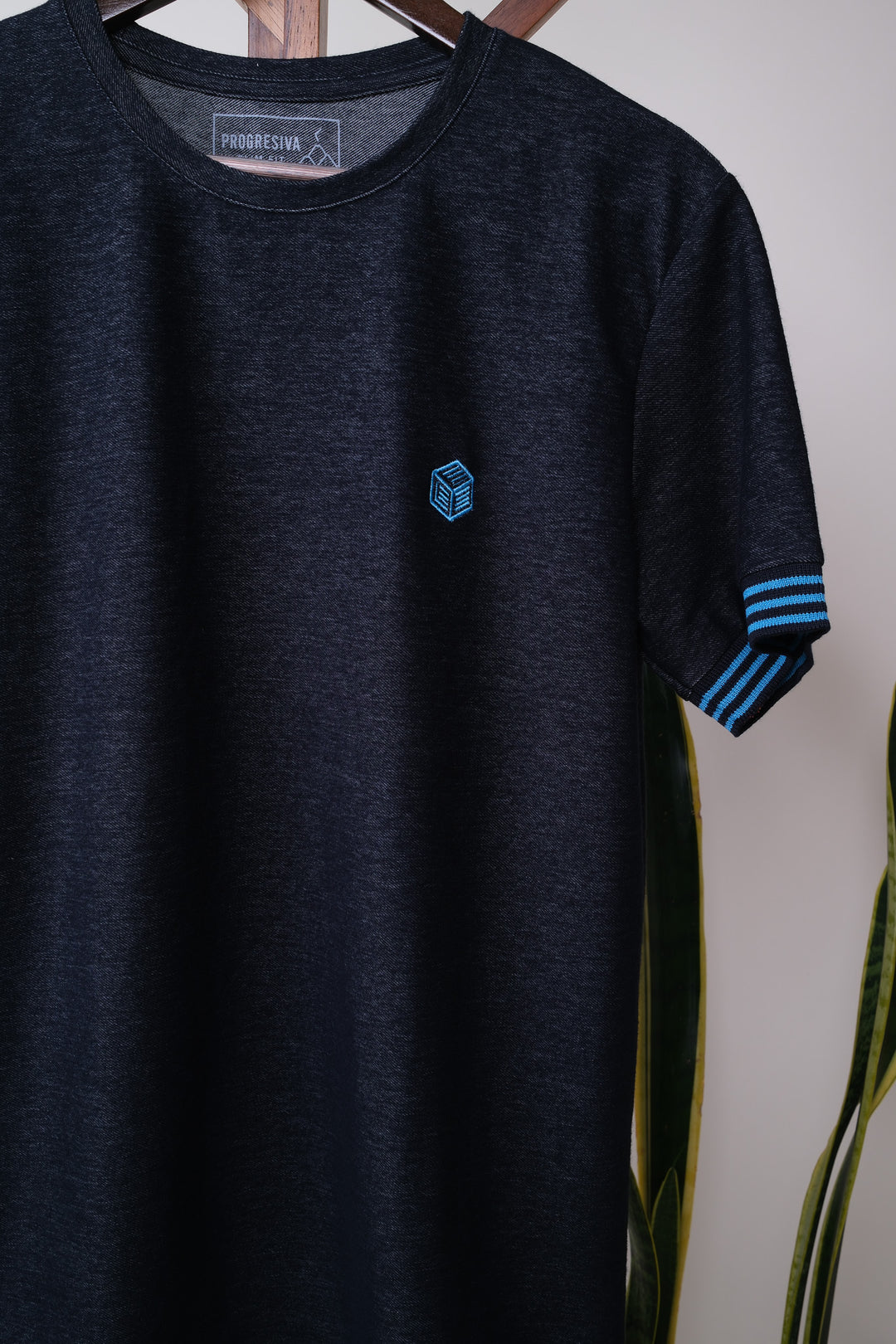 Playera Regular Fit  -  bordado azul