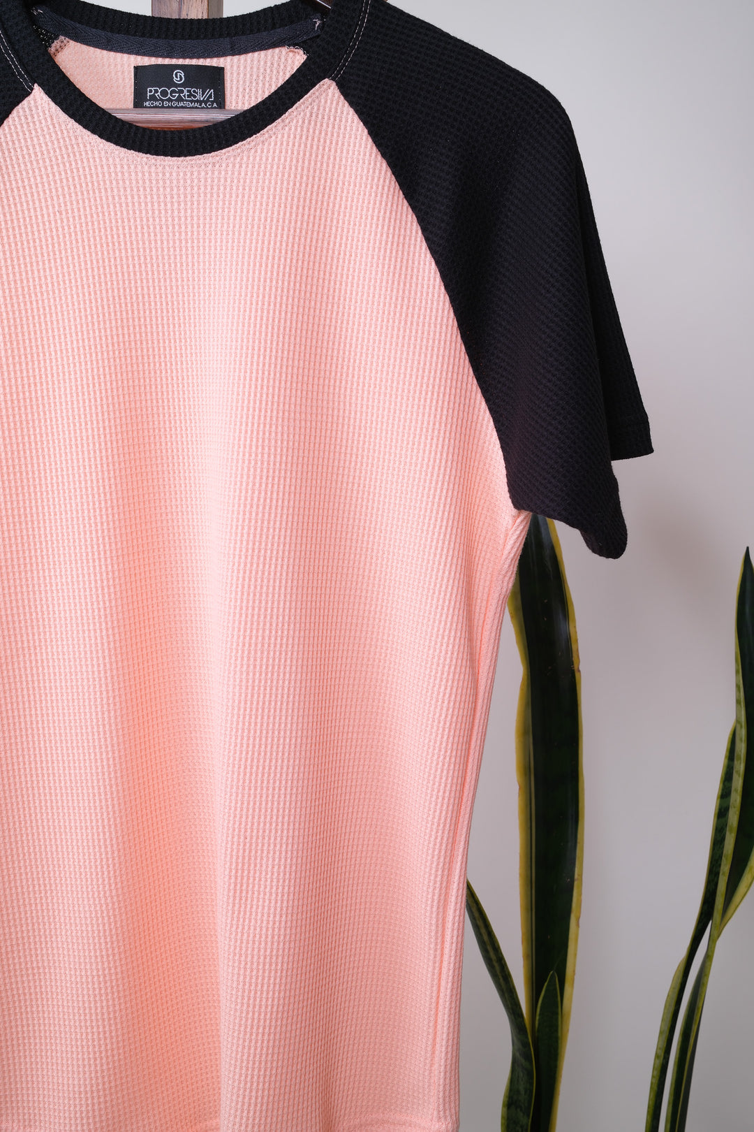 Playera Standard Fit  - salmon negro