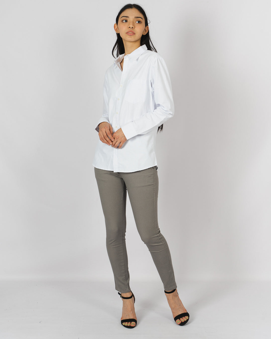 Pantalón de gabardina gris claro